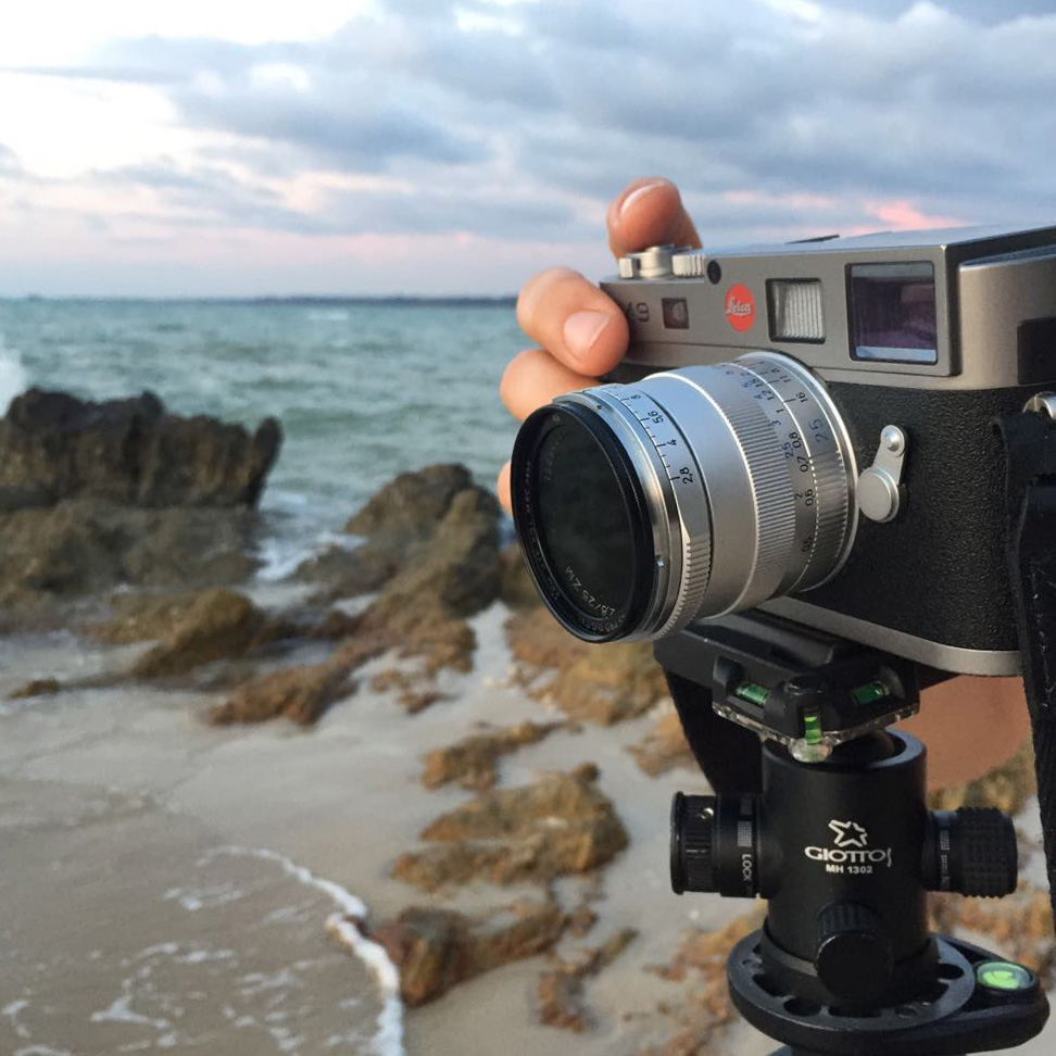Dominique Hammer beim Fotogfrafieren mit einer Leica Kamera