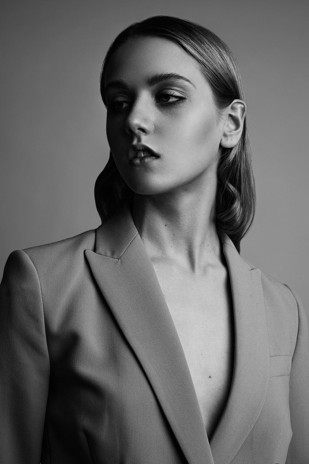 Fashion Editorial Fotografie Model Julie Marie, Schwarz Wei&szlig;, Dominique Hammer Fotograf Wien