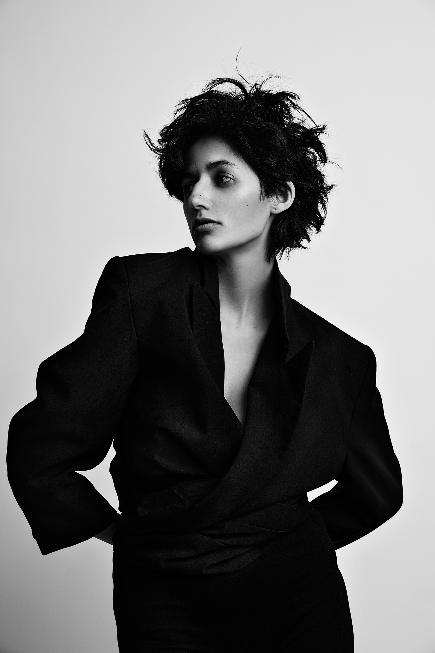 Fashion Editorial Fotografie Model Sophie Mashraki, Schwarz Wei&szlig;, Dominique Hammer Fotograf Wien