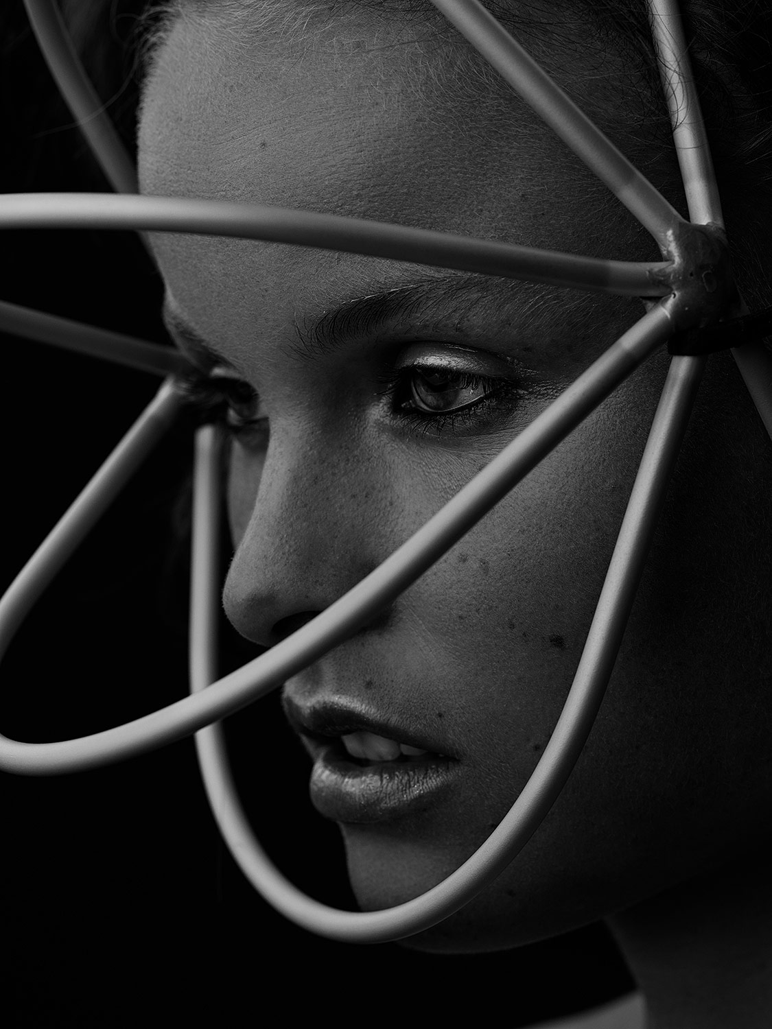 Portraitfotografie von Paula, Accessoires von AND_I, Make Up by Roman Klammer, Schwarz Wei&szlig;, Dominique Hammer Fotograf Wien