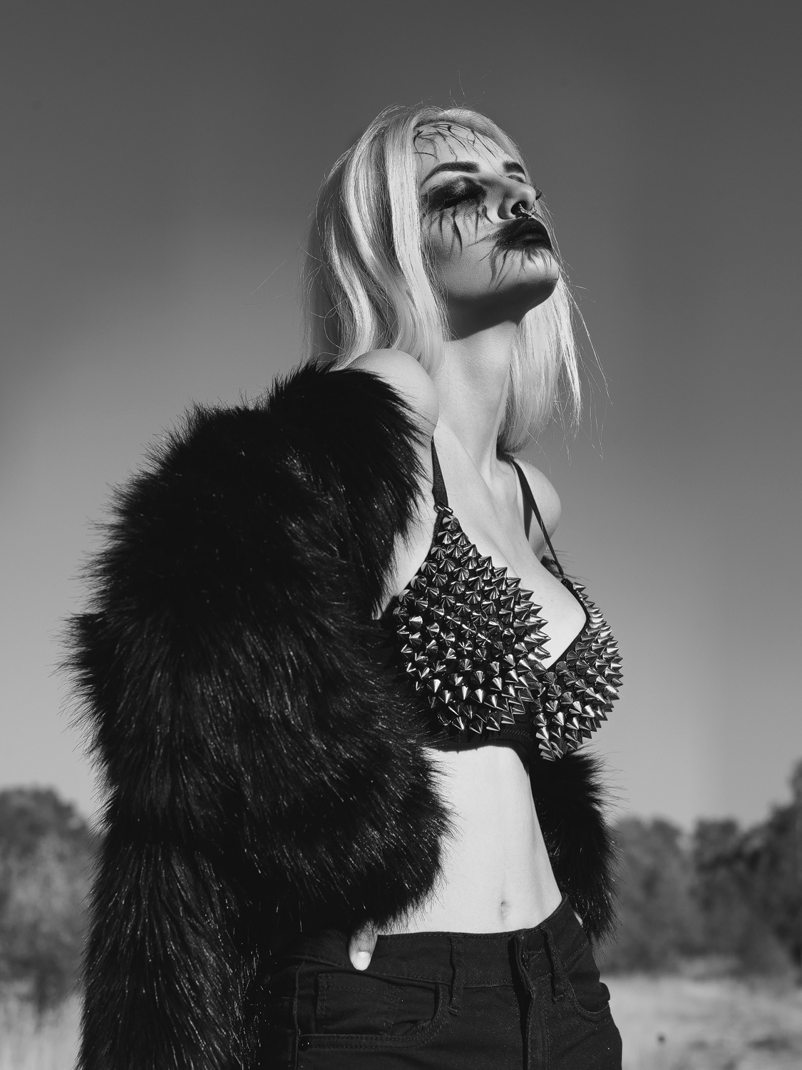 Fashion Editorial Fotografie Model Tami mit Corpse Paint, Schwarz Wei&szlig;, Dominique Hammer Fotograf Wien