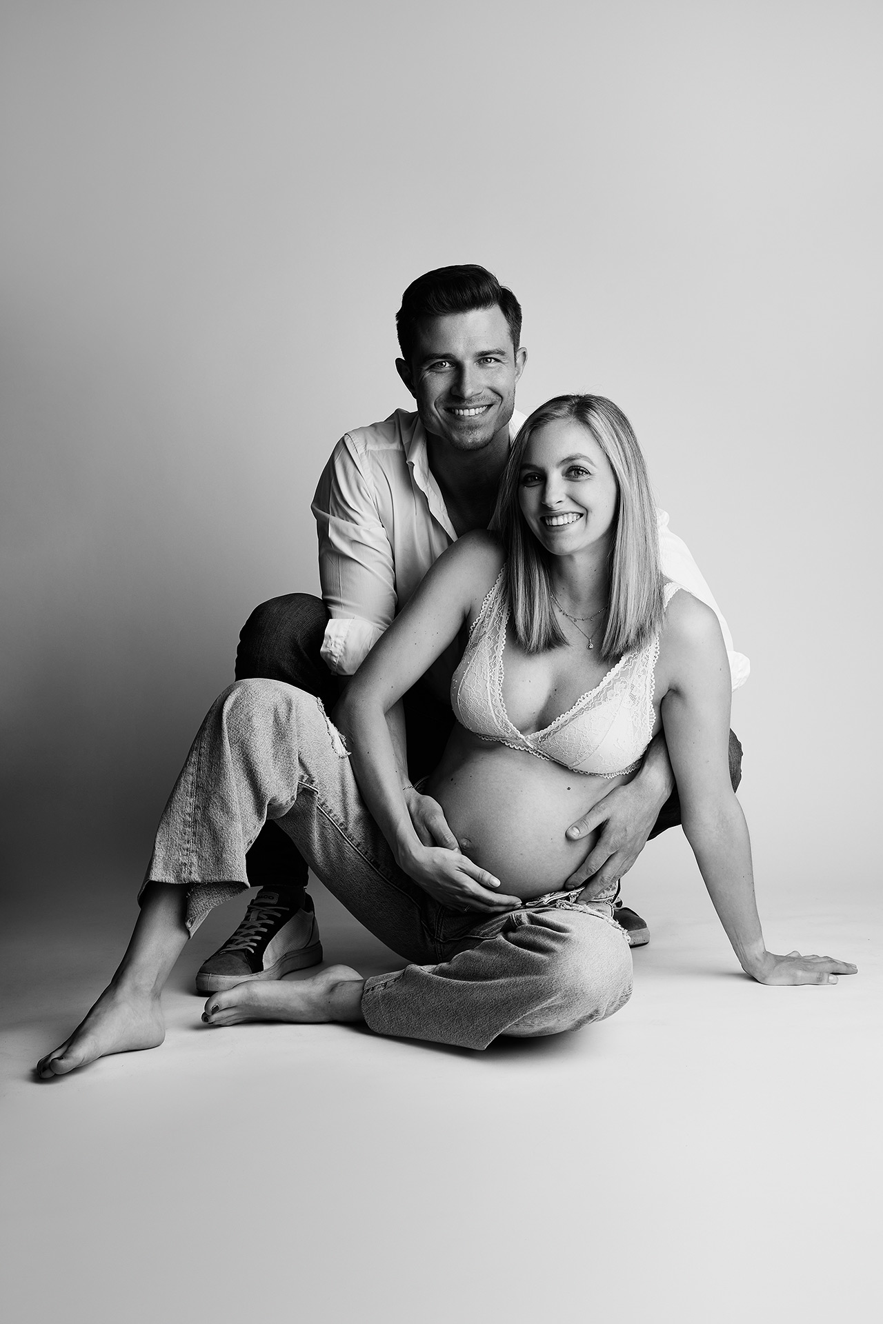 Babybauch Schwangerschaft Fotografie mit Ramona und Gerry, Schwarz Wei&szlig;, Dominique Hammer Fotograf Wien