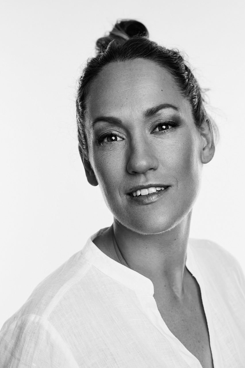 Portraitfotografie von Bianca Schwarzjirg, Moderatorin, Schwarz Wei&szlig;, Dominique Hammer Fotograf Wien