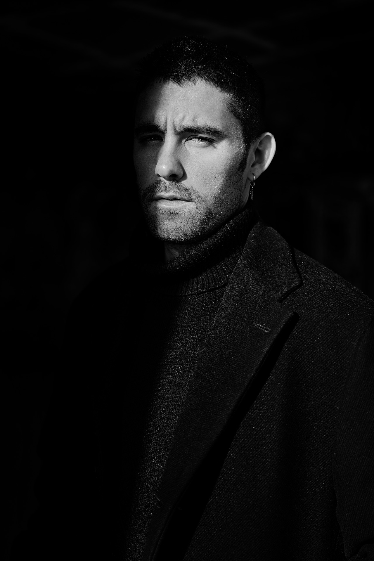 Portraitfotografie von Schauspieler Kerim Waller, Schwarz Wei&szlig;, Dominique Hammer Fotograf Wien