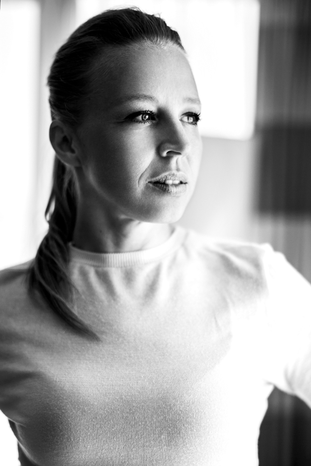 Schwarz Wei&szlig; Portrait von Schauspielerin Nina Proll, Dominique Hammer Fotograf Wien