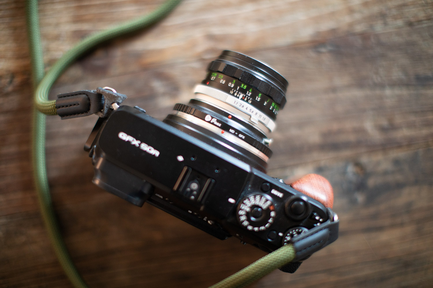 Foto zeigt die Fuhi GFX mit einem Adapter und einer alten Minolta Linse