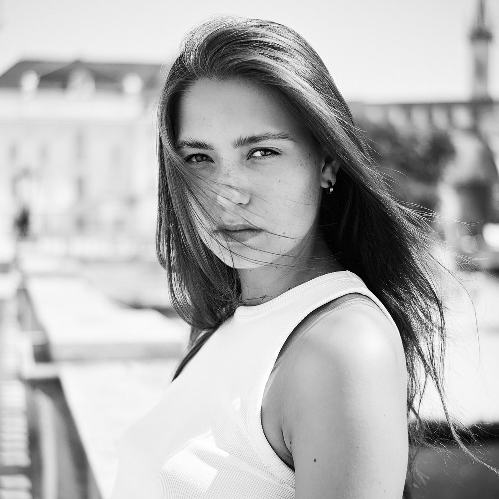 Ein Portrait einer jungen Frau in schwarz-weiss