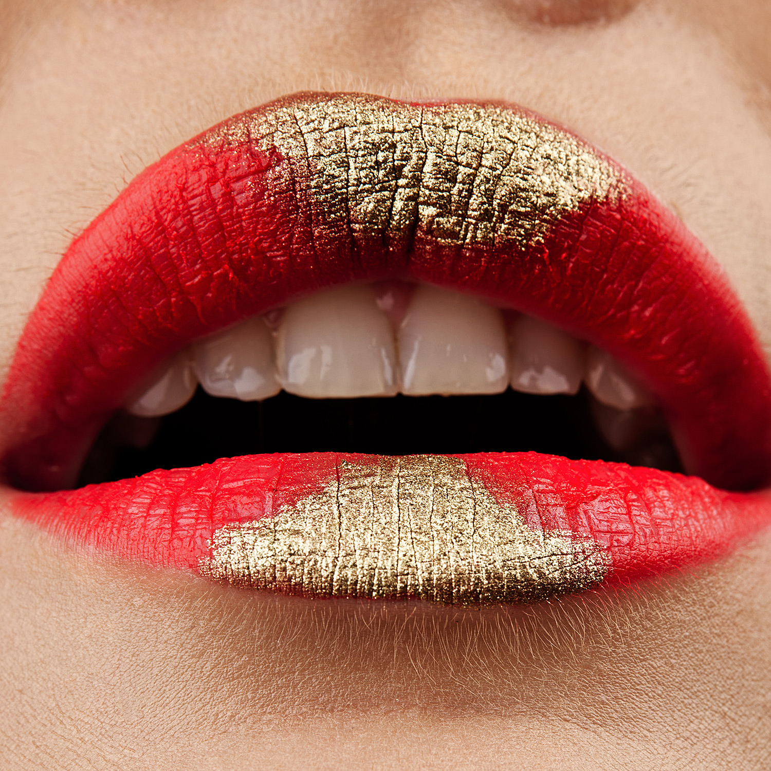 Nahaufnahme von Lippen mit rotem Lippenstift