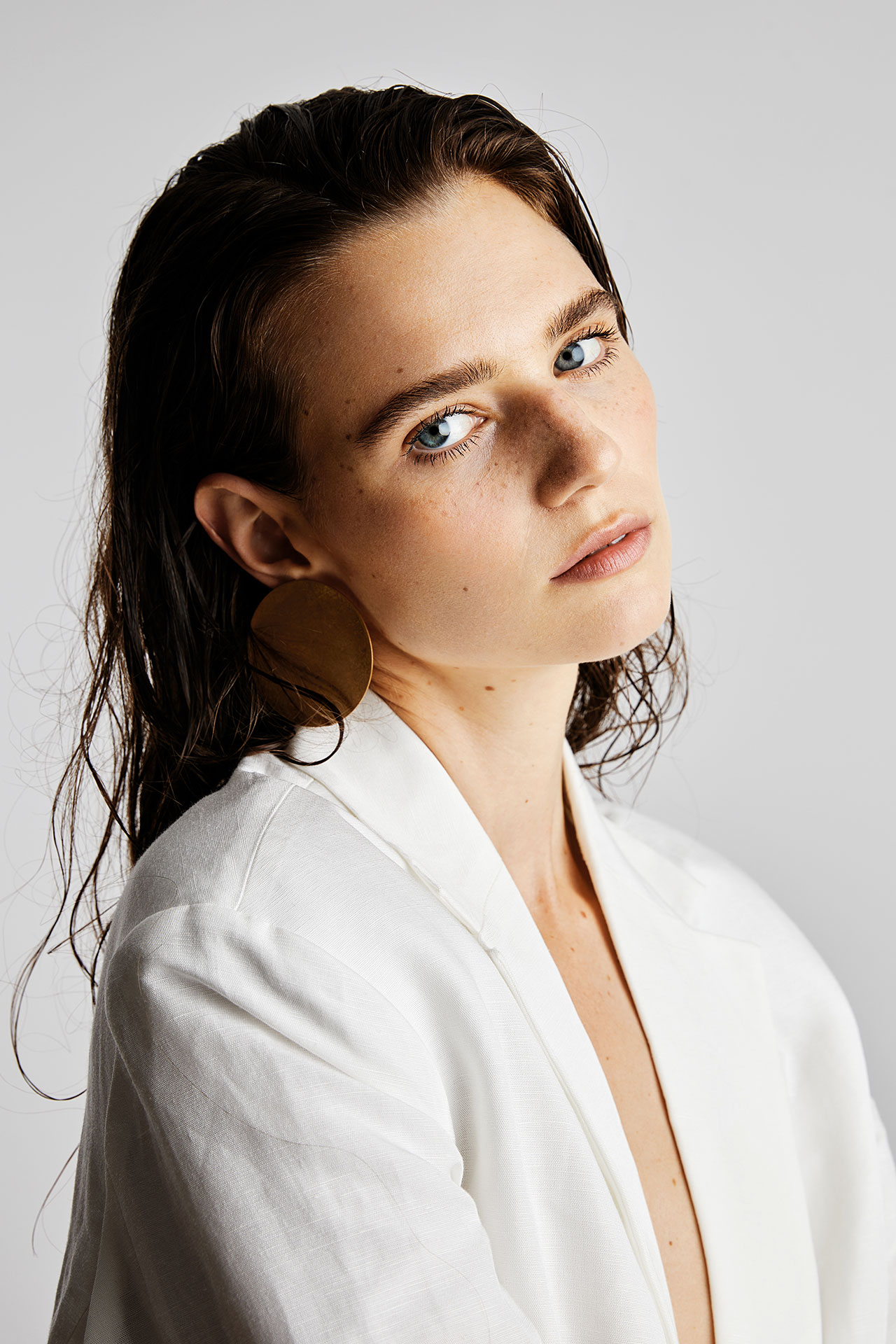 Beauty Editorial Paula mit weissem Blazer by Dominique Hammer Fotograf Wien