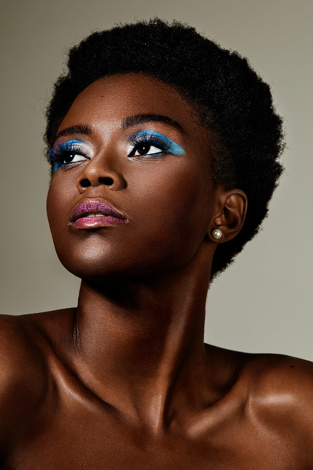 Beauty Editorial Parfait mit rosa Lippen und blauem Lidschatten by Dominique Hammer Fotograf Wien