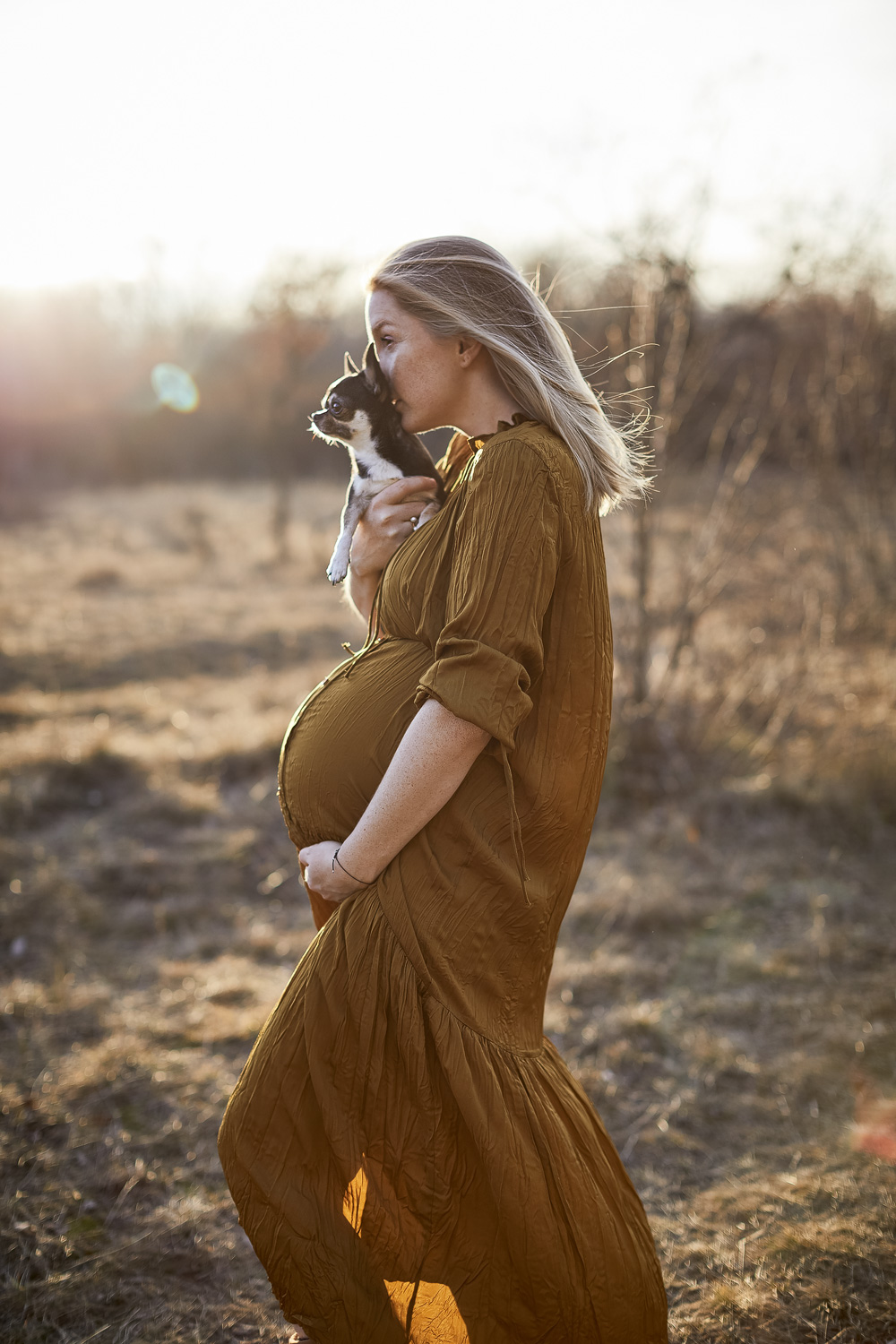 Babybauch Schwangerschaftsfotos Lisa-Maria mit Kleid in der Natur by Dominique Hammer Fotograf Wien