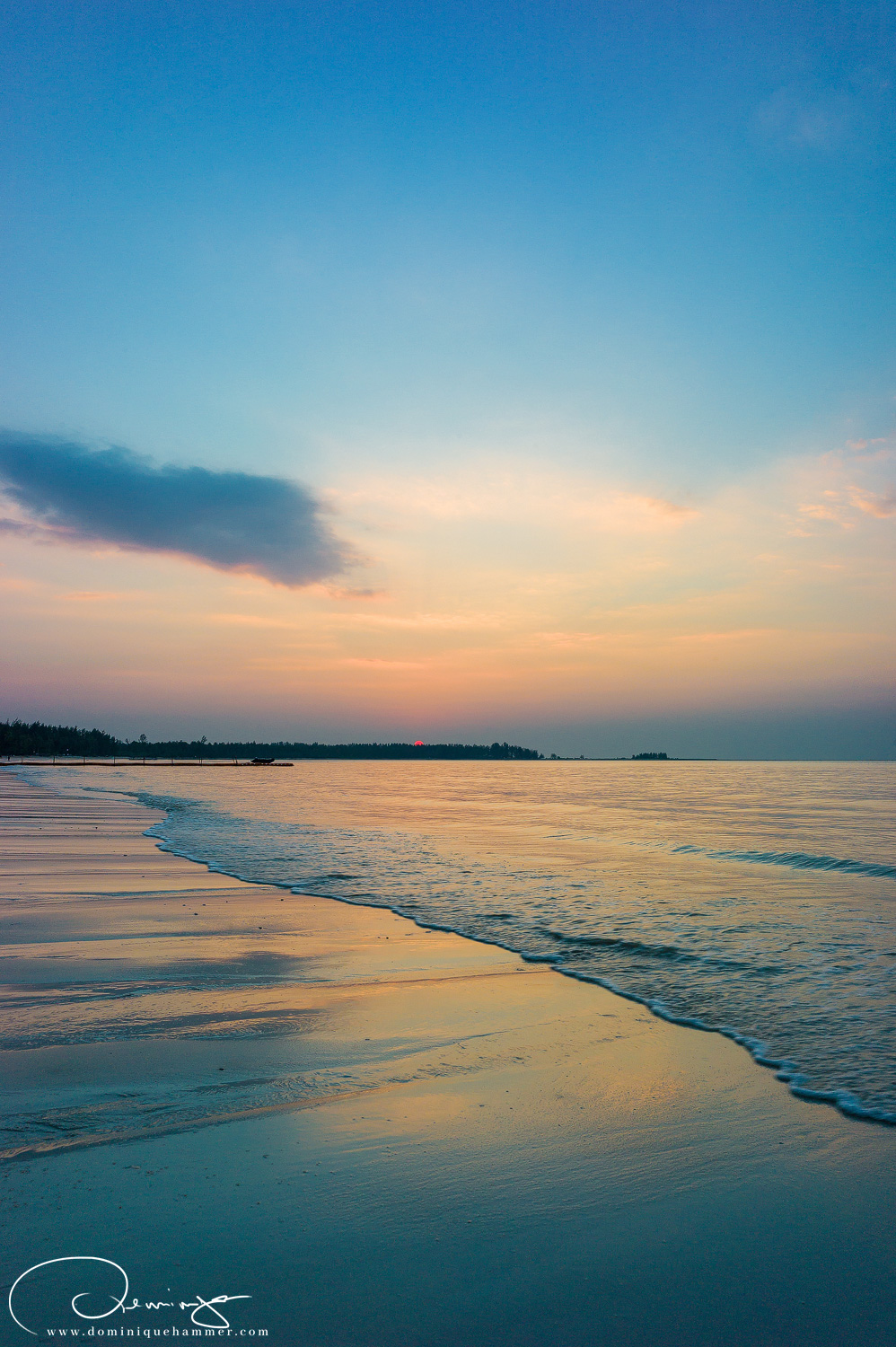 Der Sonnenuntergang am Strand von Khao Lak brandet gegen einen Felsen von Fotograf Dominique Hammer