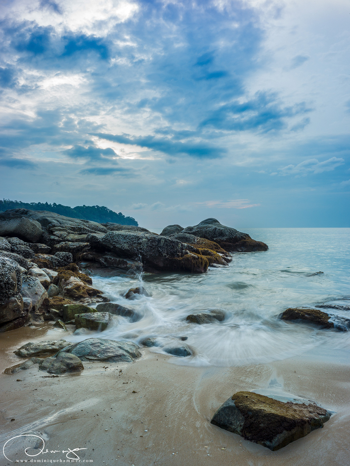 Steine am Strand von Khao Lak von Fotograf Dominique Hammer