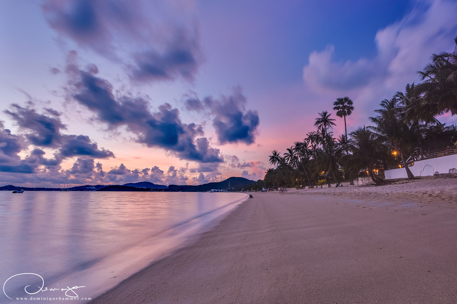 Der Sonnenaufgang am Strand von Khao Lak brandet gegen einen Felsen von Fotograf Dominique Hammer