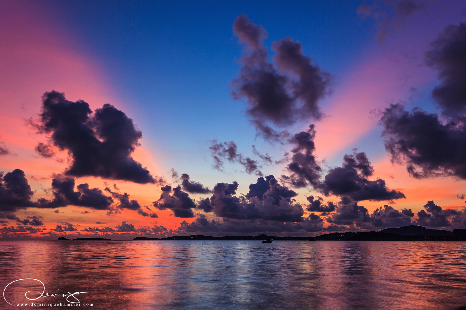 Der Himmel in bunten Farben beim Sonnenaufgang in Koh Samui von Fotograf Dominique Hammer