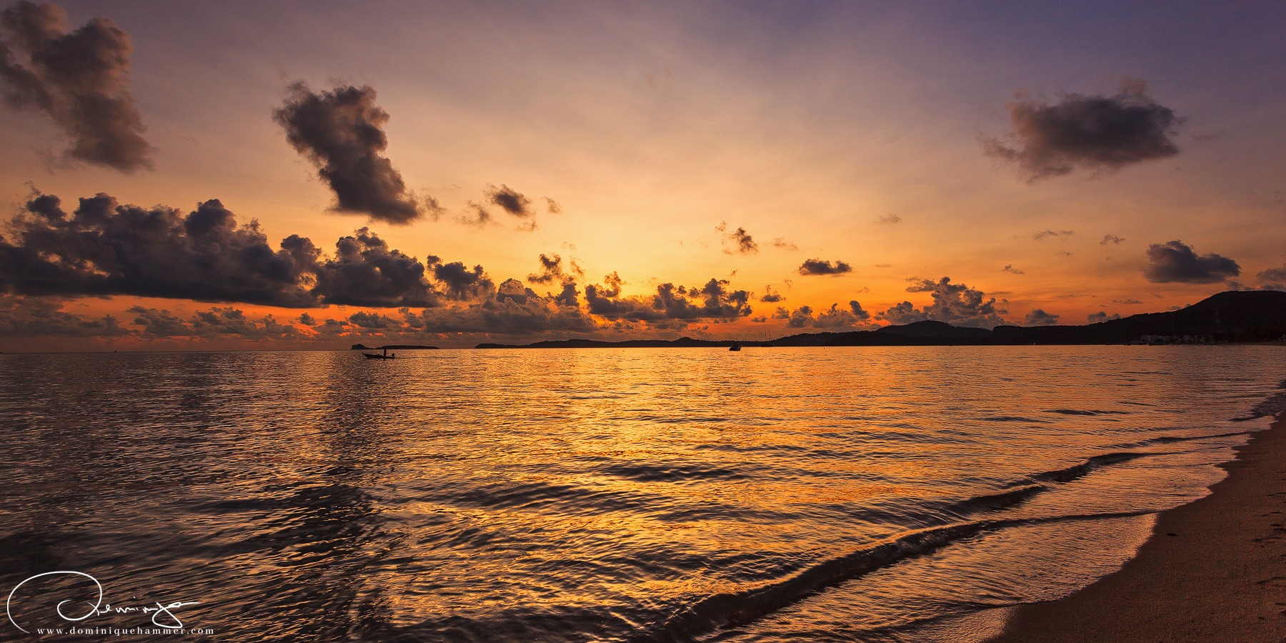 Der Himmel in goldenen Farben beim Sonnenaufgang in Koh Samui von Fotograf Dominique Hammer