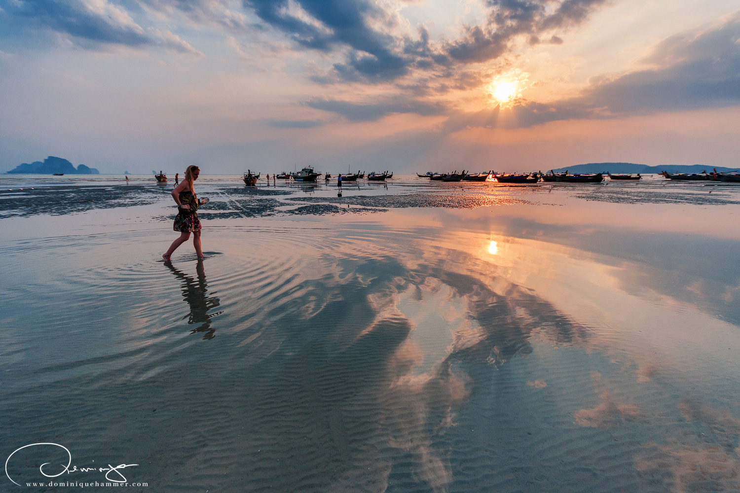 Eine junge Frau bei Ebbe am Strand von Krabi von Fotograf Dominique Hammer