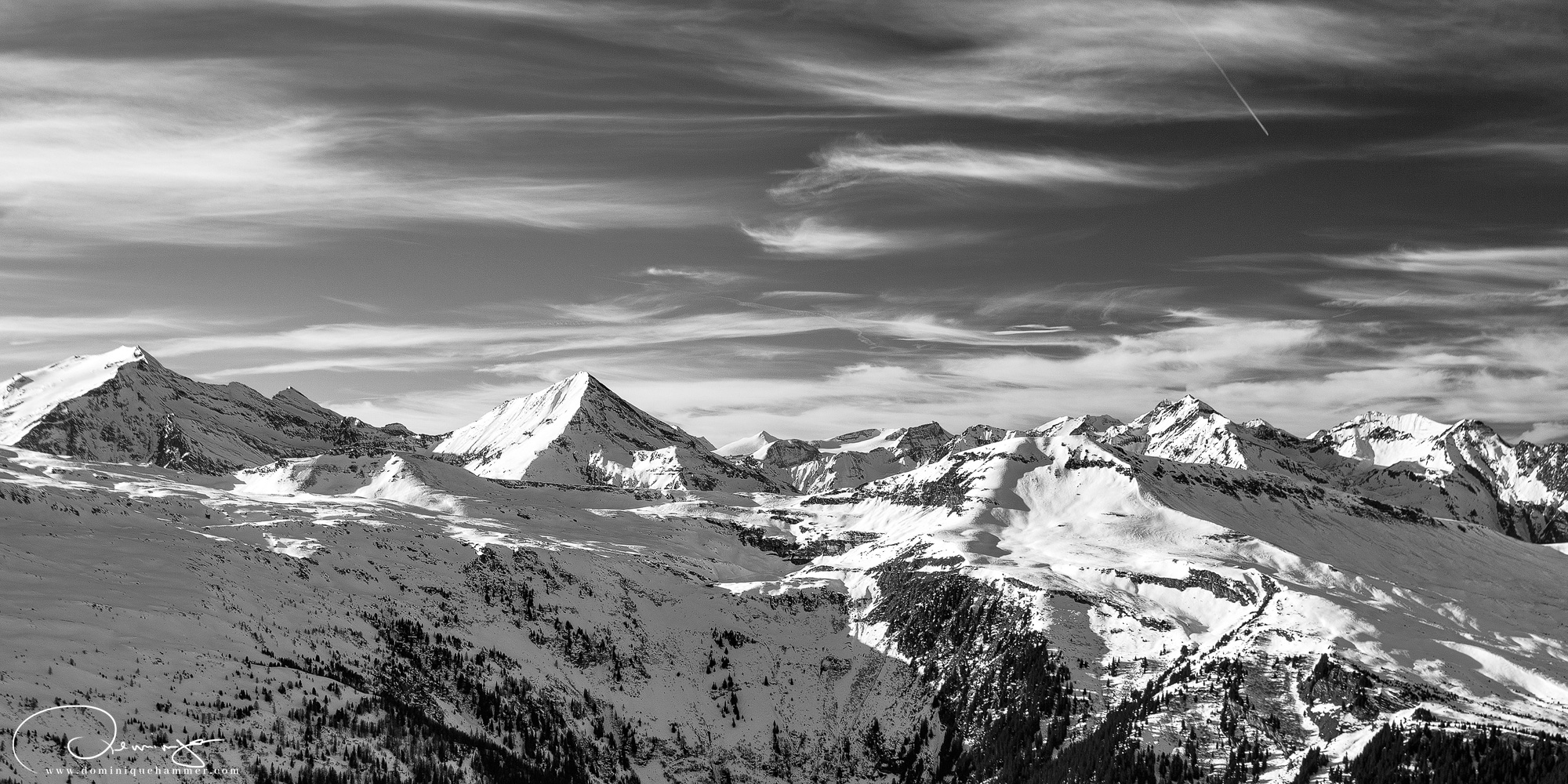 Blick auf die verschneiten Berggipfel nahe dem Stubnerkogel, Bad Gastein von Fotograf Dominique Hammer