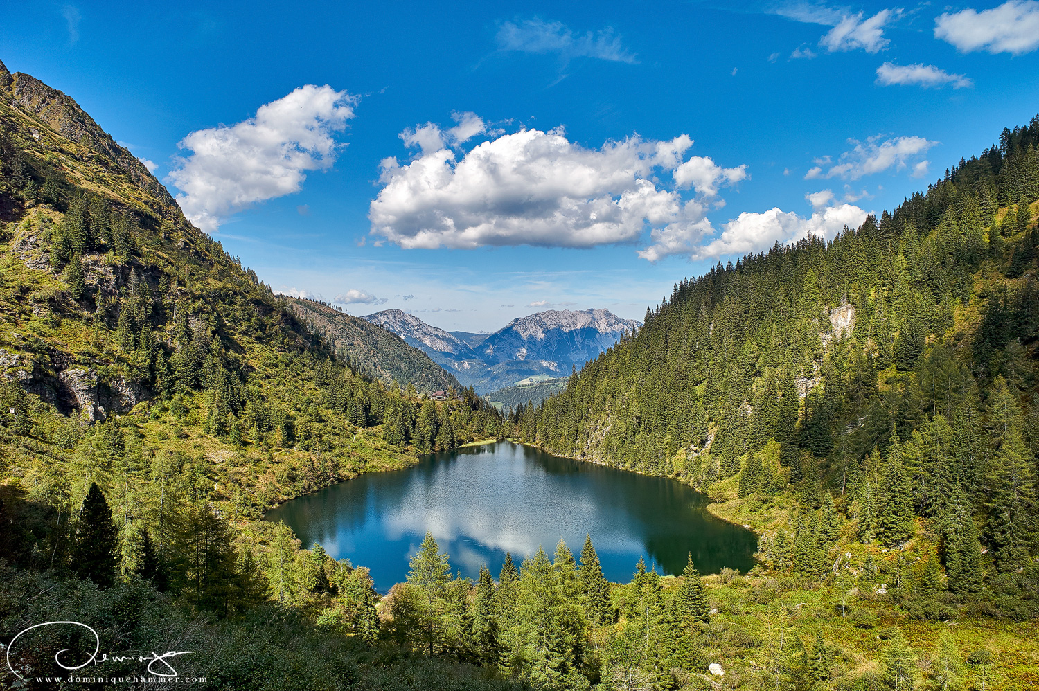 Blick auf den H&uuml;ttensee bei der Drei-Seen-Wanderung in der Dachsteinregion von Fotograf Dominique Hammer
