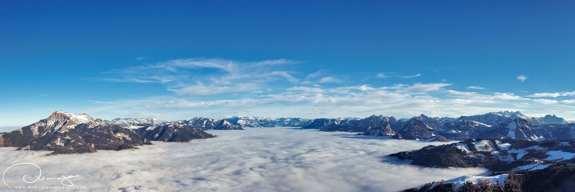 Blick &uuml;ber die Wolkendecke in der Bergkette vom Zw&ouml;lferhorn in Sankt Gilgen von Fotograf Dominique Hammer