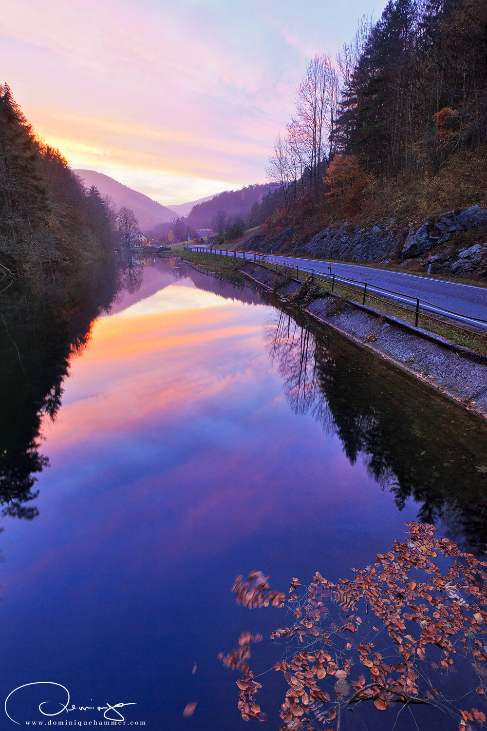 Ein Stausee bei Sonnenuntergang bei den Myraf&auml;llen von Fotograf Dominique Hammer