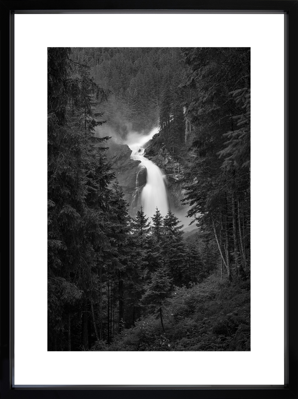 Krimmler Wasserfall zwische B&auml;men, Aufnahme von Fotograf Dominique Hammer