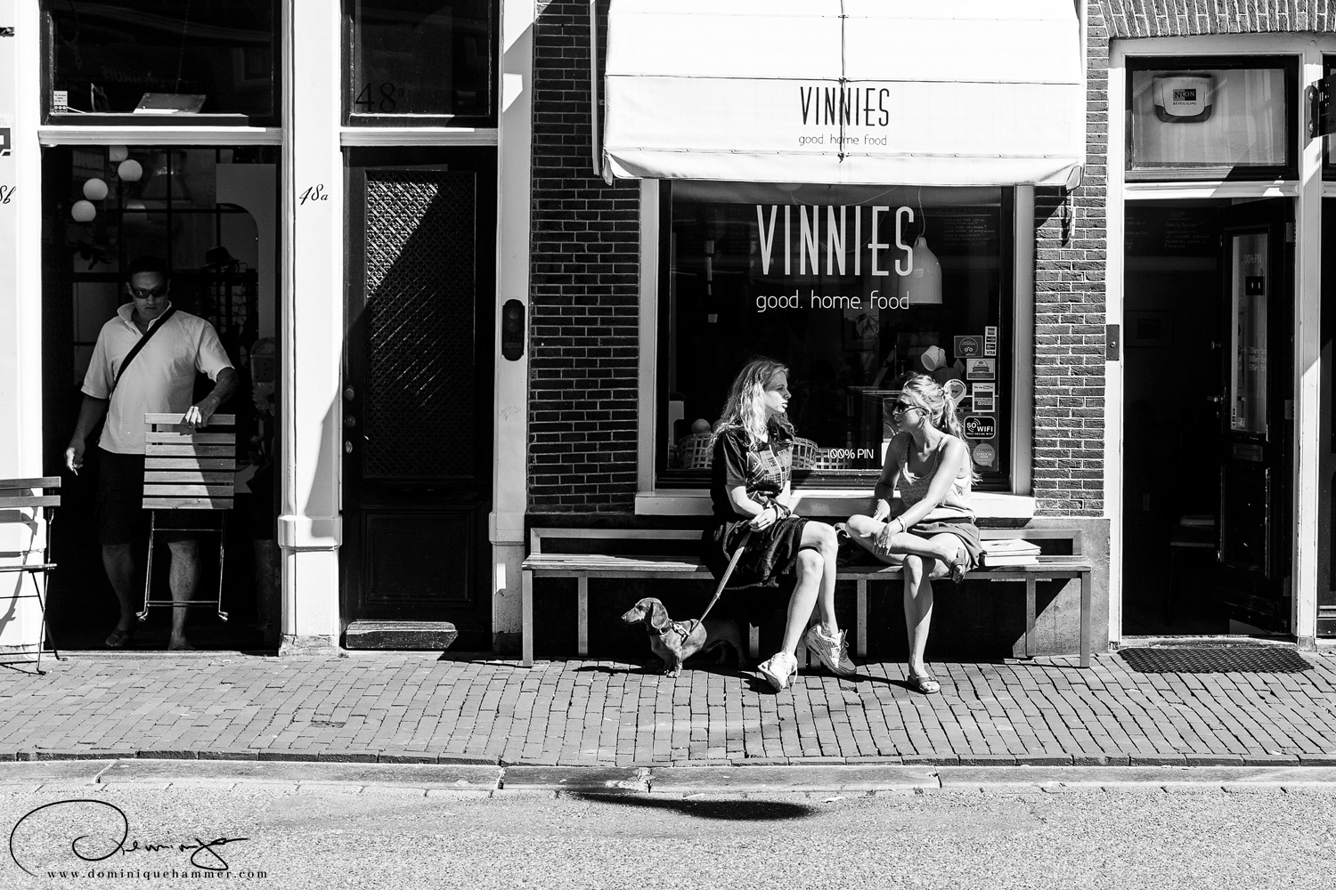 Zwei Frauen sitzen in einem Cafe in Amsterdam von Fotograf Dominique Hammer