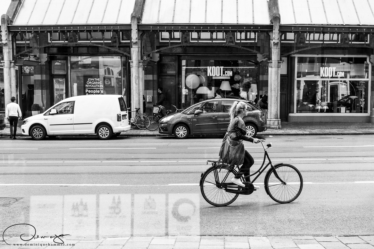 Eine Frau mit einem Fahrrad in Amsterdam von Fotograf Dominique Hammer
