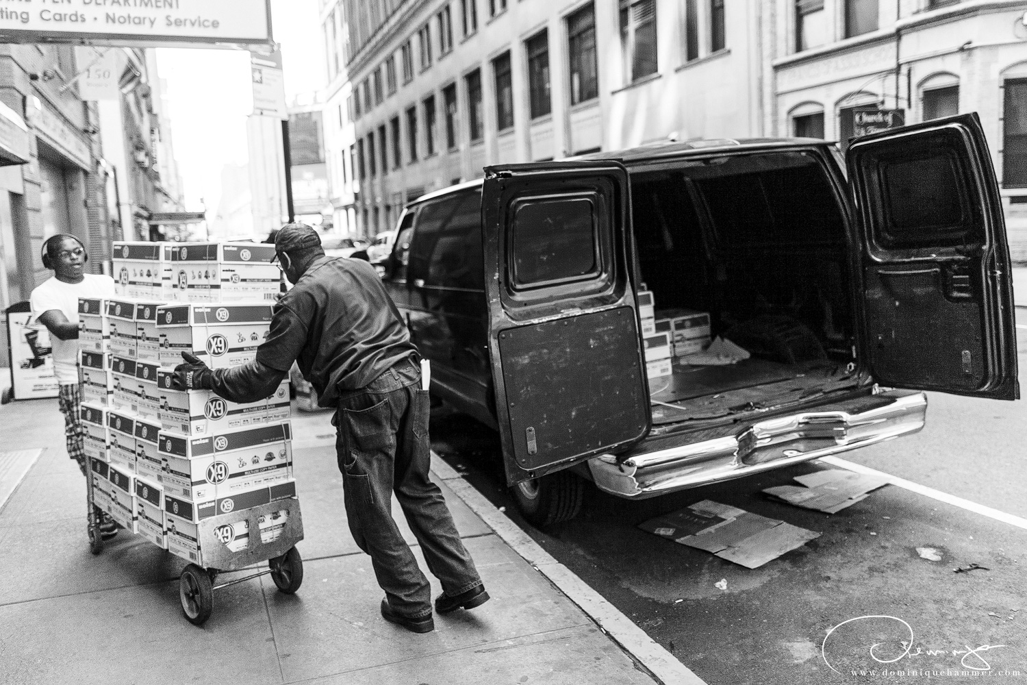 Ein Mann beim einladen eines Lkw in Manhattan, New York von Fotograf Dominique Hammer
