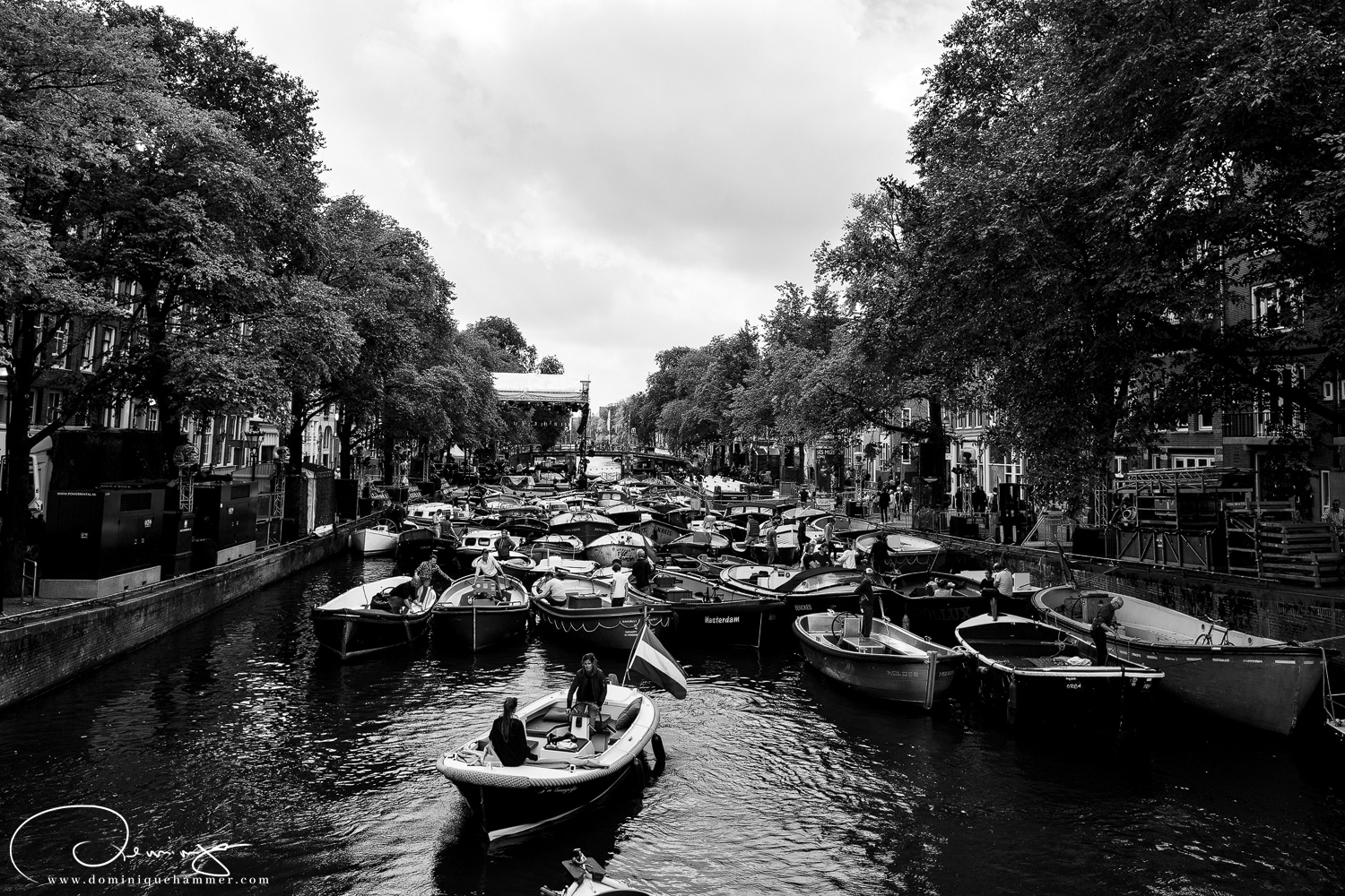Boote verstellen einen Kanal in Amsterdam von Fotograf Dominique Hammer