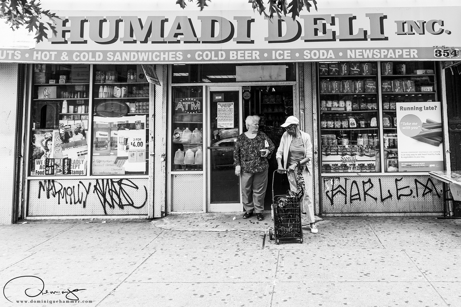 Zwei Frauen vor einem Supermarkt in Harlem in Manhattan, New York von Fotograf Dominique Hammer
