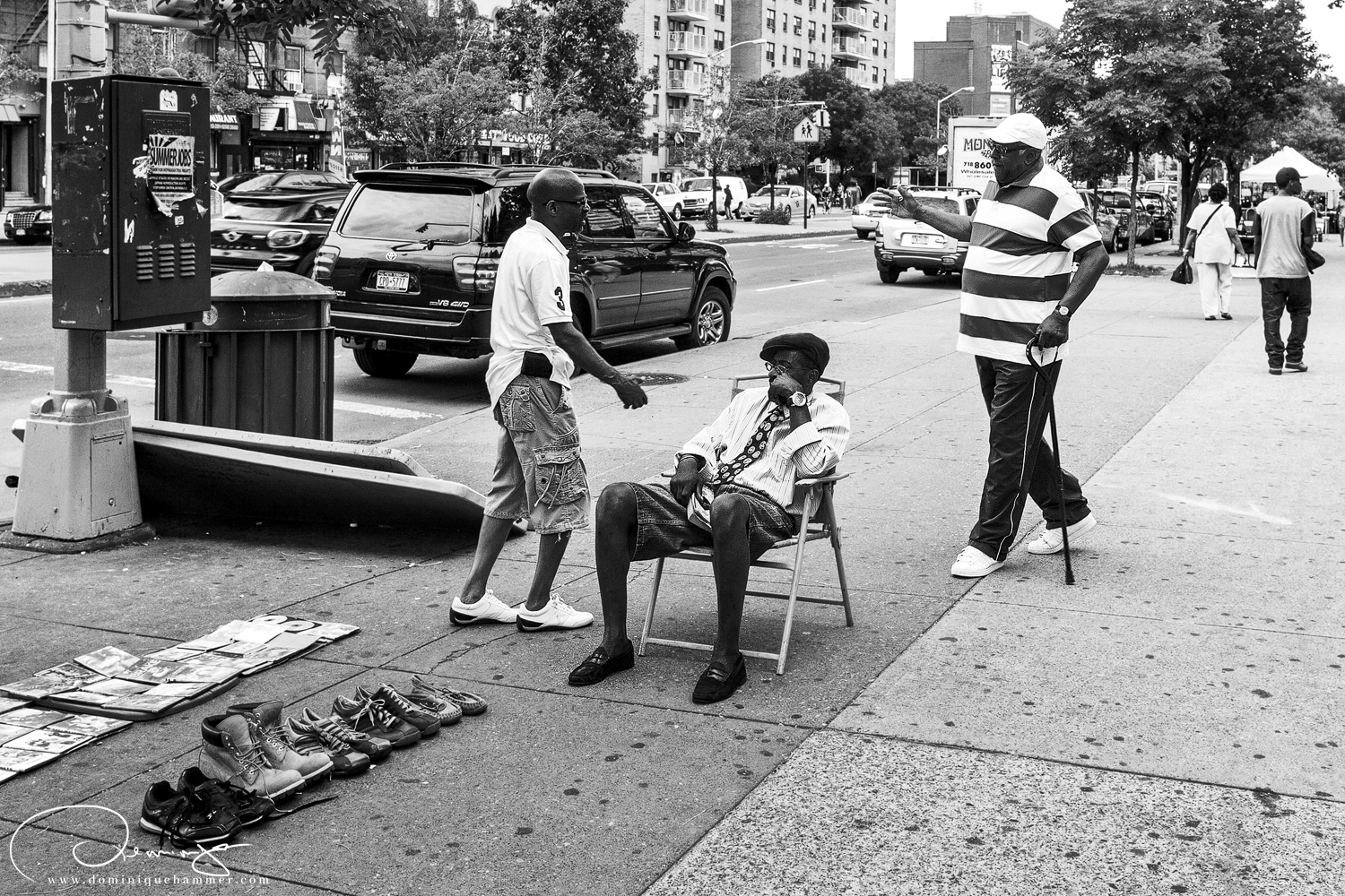 M&auml;nner begr&uuml;&szlig;en sich in Harlem in Manhattan, New York von Fotograf Dominique Hammer