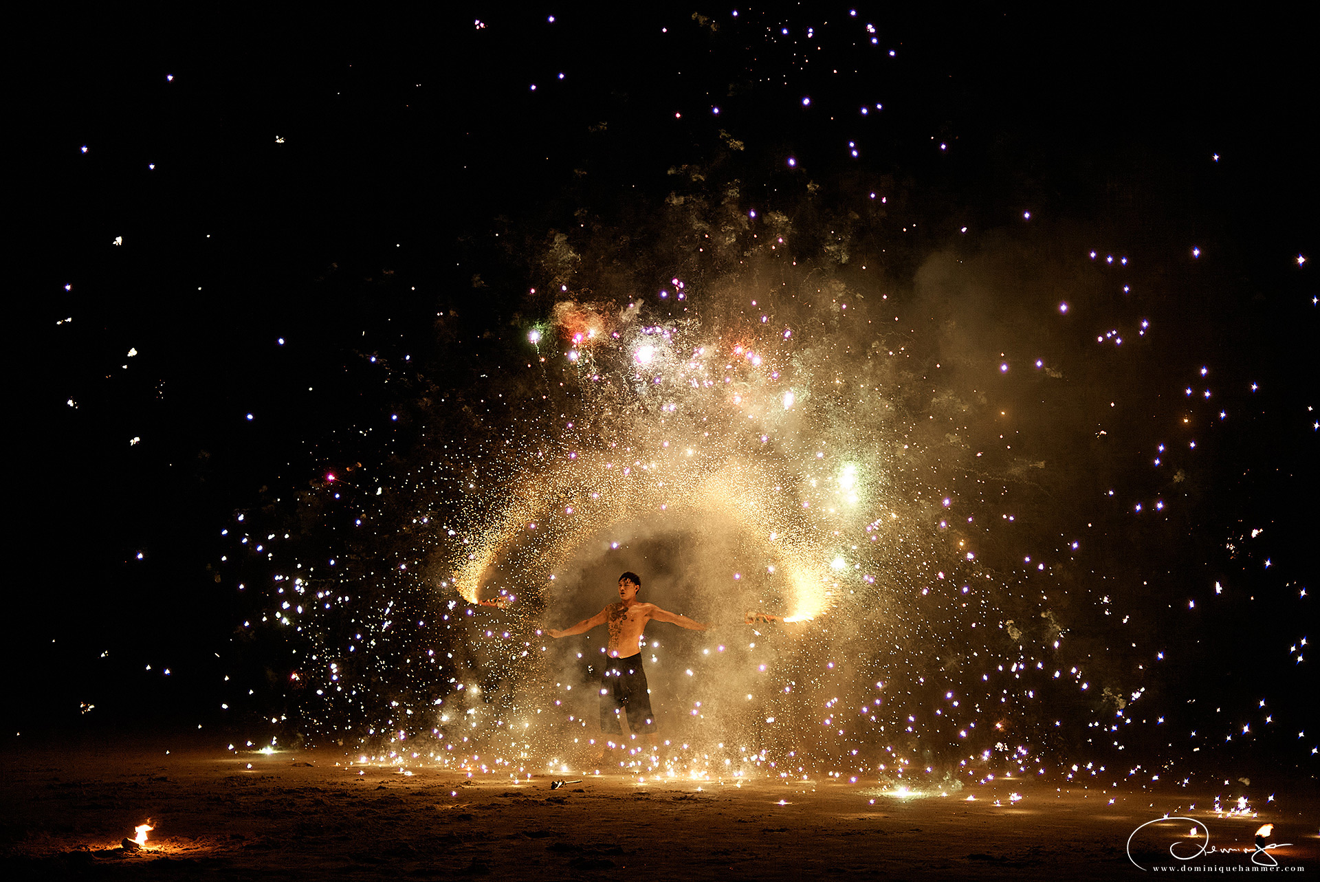 Ein Mann bei einer Feuershow in Khao Lak von Fotograf Dominique Hammer