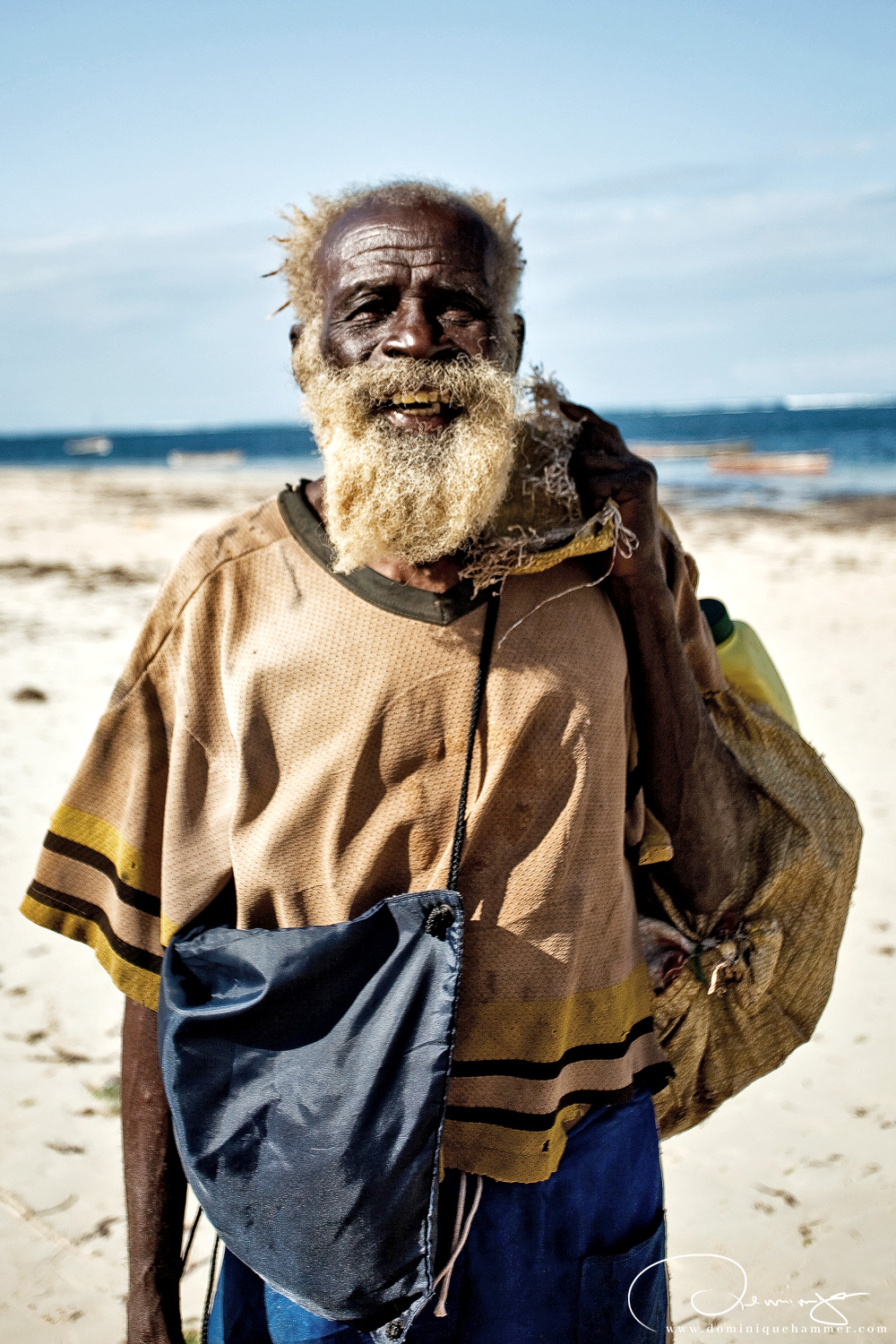 Ein Fischer am Strand von Malindi, Kenia von Fotograf Dominique Hammer