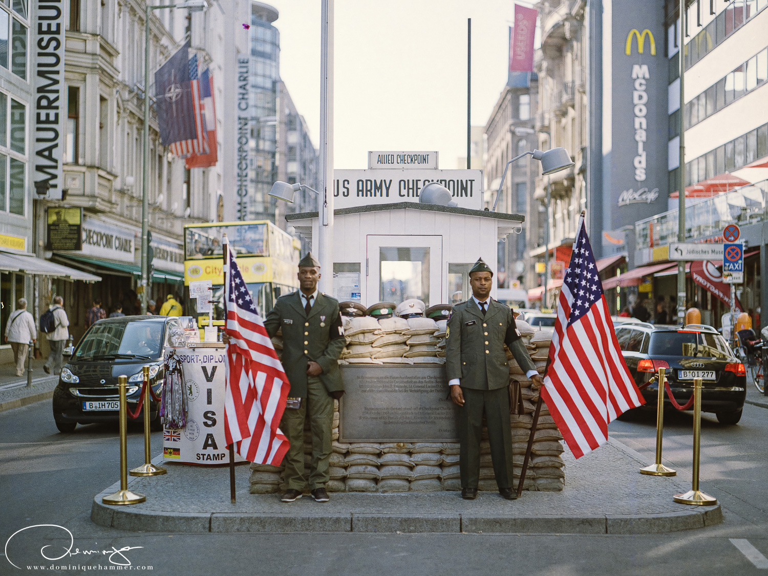 Zwei Offiziere am Checkpoint Charlie in Berlin von Fotograf Dominique Hammer