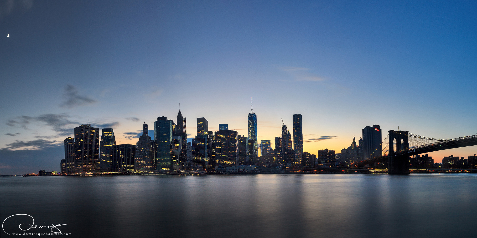 Die Skyline von New York bei Abendd&auml;mmerung von Fotograf Dominique Hammer