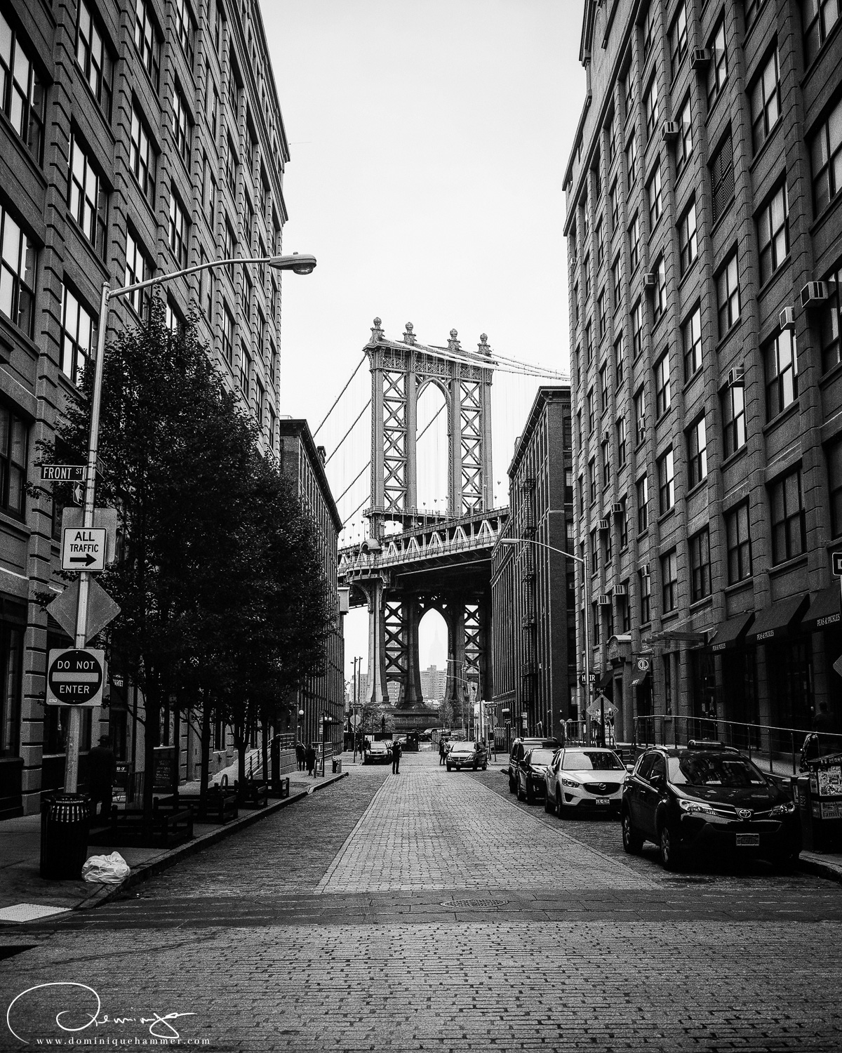 Schwarz-wei&szlig; Aufnahme der Manhattan Bridgein New York bei von Fotograf Dominique Hammer