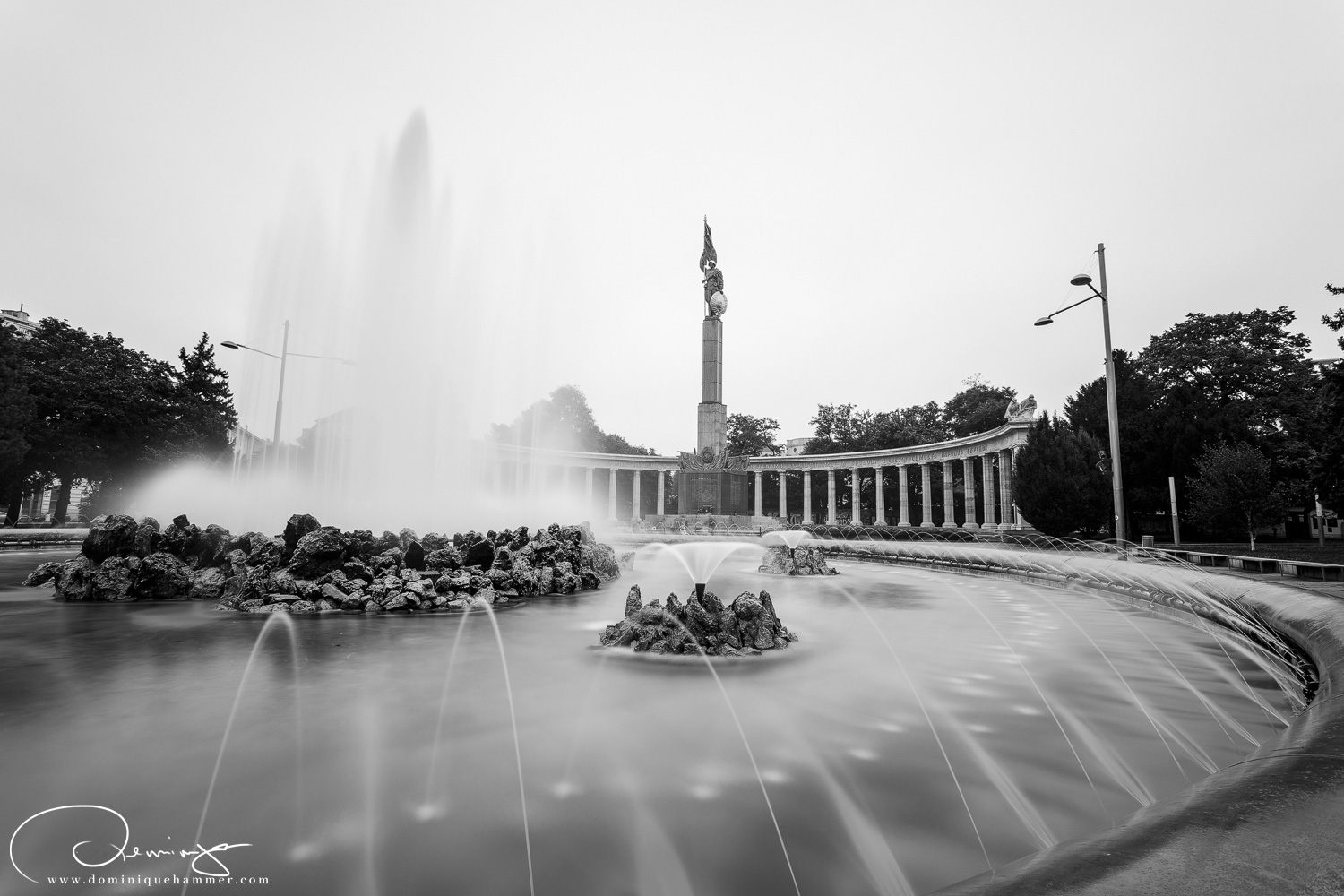 Schwarz-wei&szlig; Aufnahme vom Brunnen am Schwarzenbergplatz in Wien von Fotograf Dominique Hammer