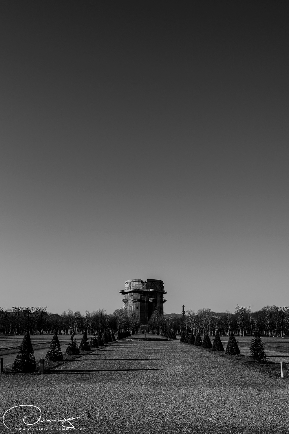 Schwarz-wei&szlig; Aufnahme vom Flakturm im Augarten in Wien von Fotograf Dominique Hammer