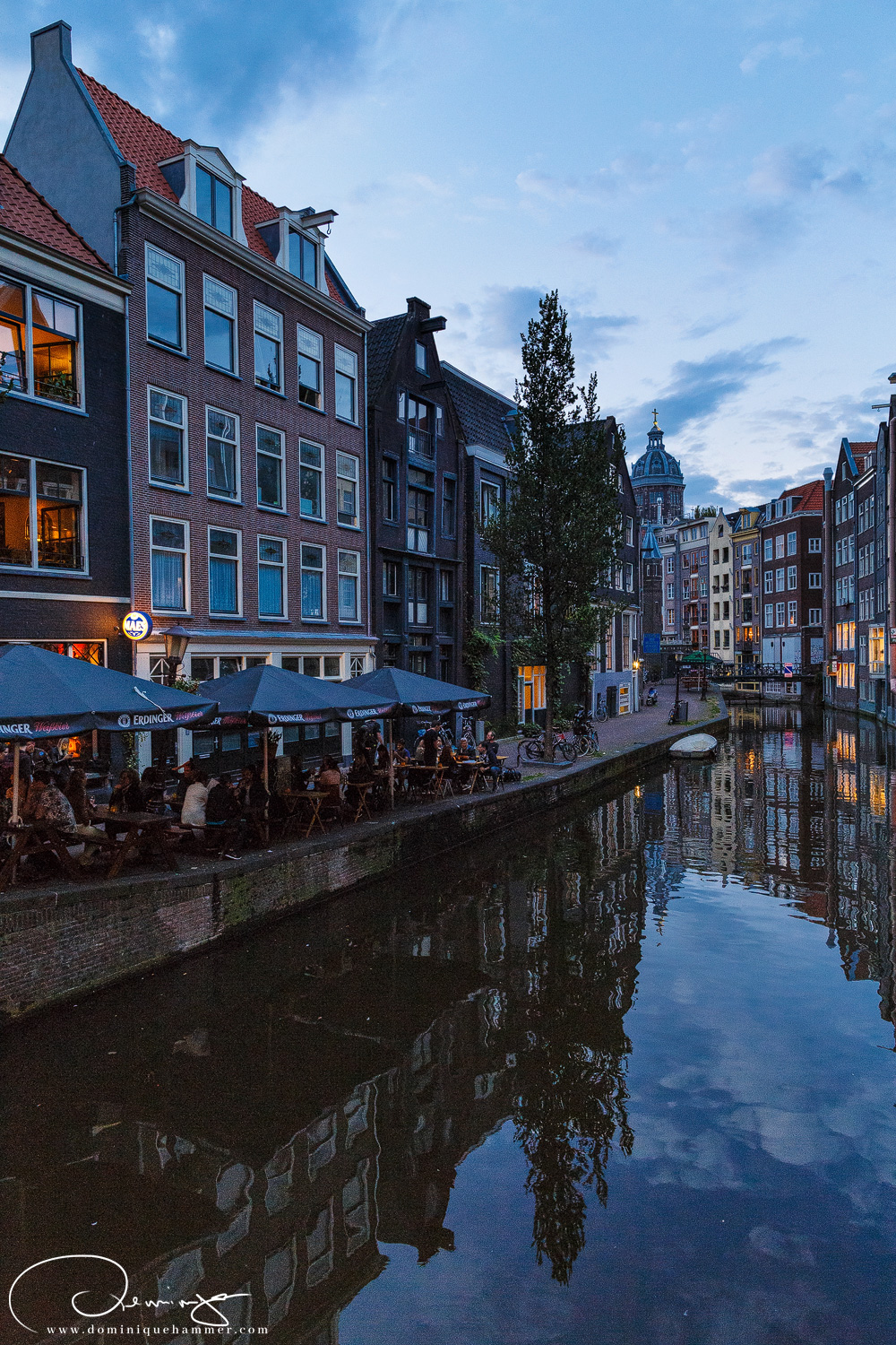 Ein Lokal am Kanal in Amsterdam bei Abendstimmung von Fotograf Dominique Hammer