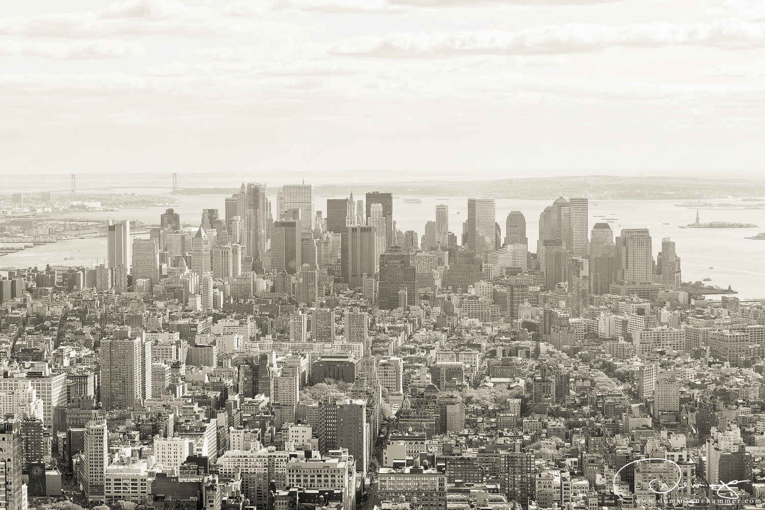 Skyine von Manhattan mit Blick auf das Finanzviertel in New York, von Fotograf Dominique Hammer