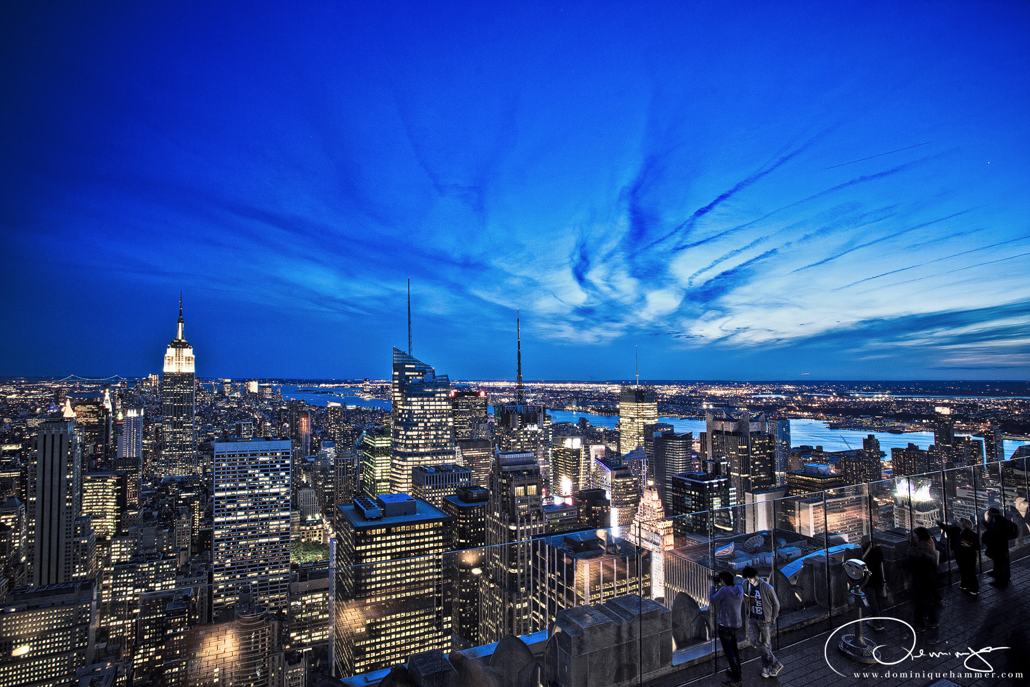 Skyine von Manhattan gesehen von Rockefeller Center in New York, von Fotograf Dominique Hammer