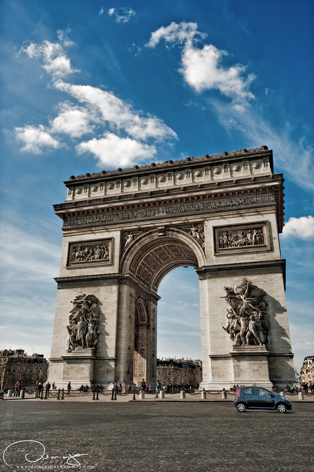 Der Arc de Triumphe in Paris bei Abendstimmung, von Fotograf Dominique Hammer