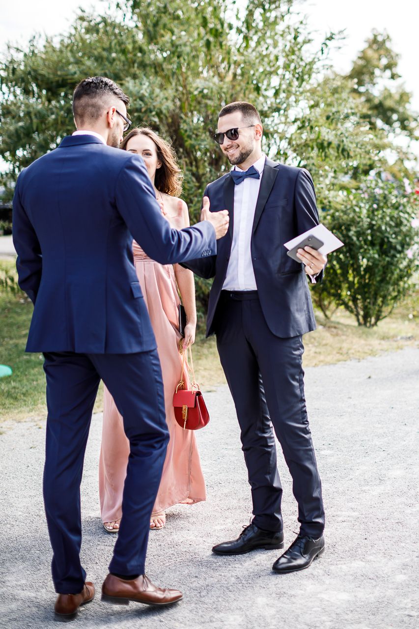 Hochzeitsfotografie aus Trausdorf an der Wulka, Im Bild: Die Gäste vor der Zeremonie