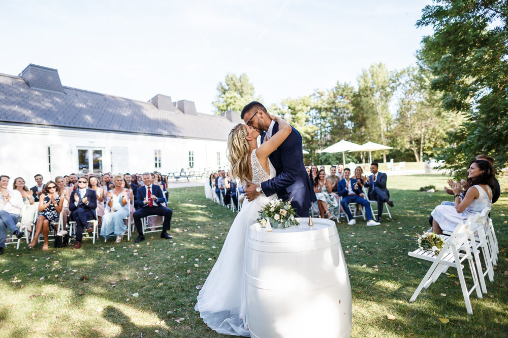 Hochzeitsfotografie aus Trausdorf an der Wulka, Im Bild: Der Kuss des Brautpaars