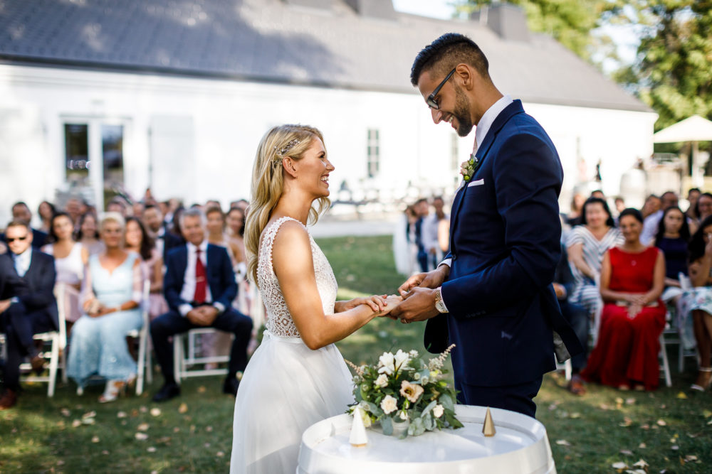Hochzeitsfotografie aus Trausdorf an der Wulka, Im Bild: Das Ring anstecken