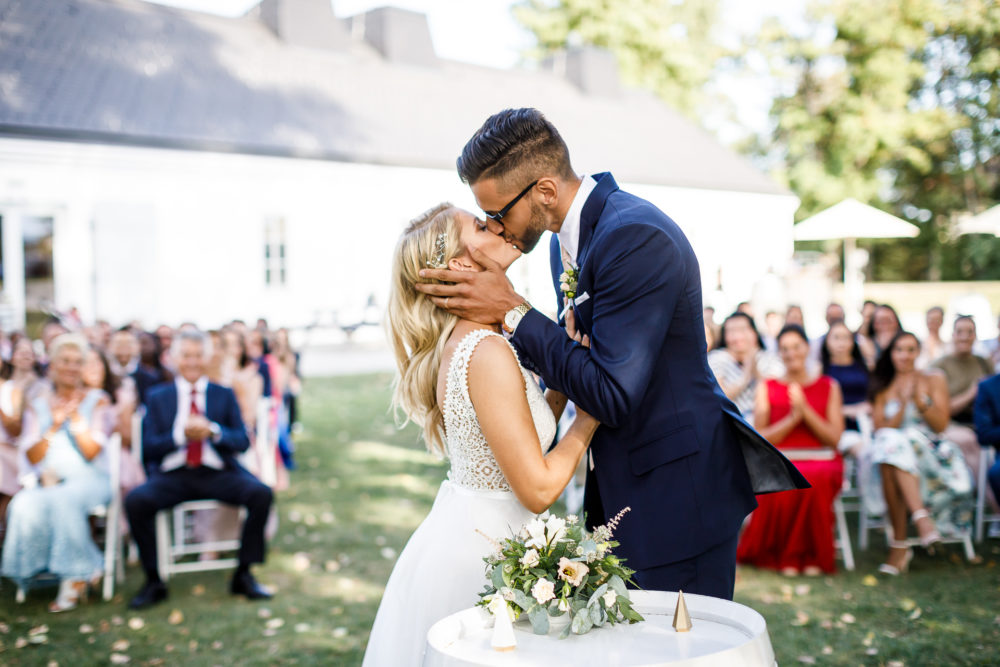 Hochzeitsfotografie aus Trausdorf an der Wulka, Im Bild: Der Kuss des Brautpaars